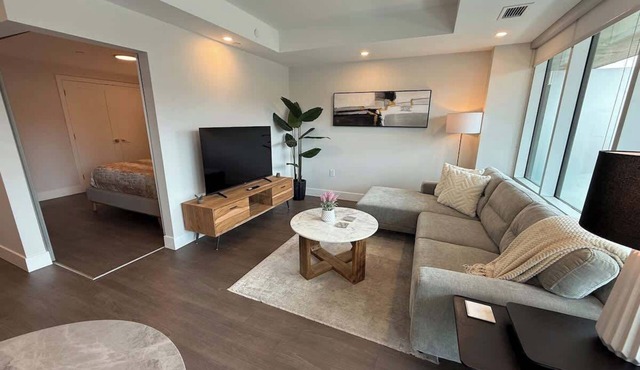 Bright, spotless and modern 1 BR with gym