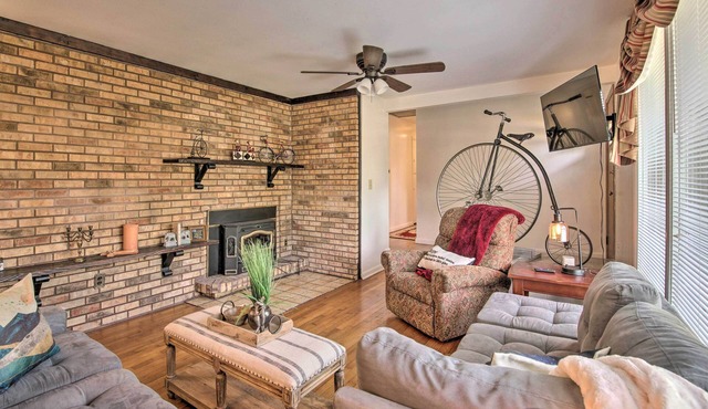 Bright Springfield Home: Walk to Nature Center!