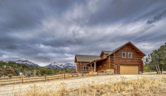 Bright Star Ranch-Beautiful, Spacious home with Hot Tub! Dog Friendly