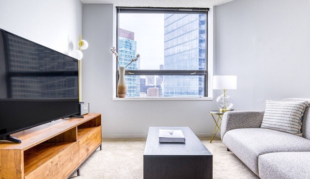 Bright Streeterville 2BR w/Gym, Pool, near Navy Pier, by Blueground