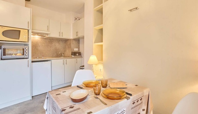 Bright studio with balcony, 400 m from the thermal baths, wifi and parking