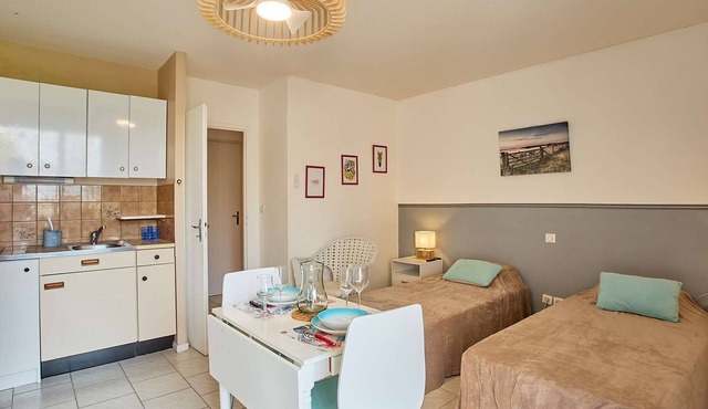 Bright studio for 2 people with balcony, parking, and pets allowed