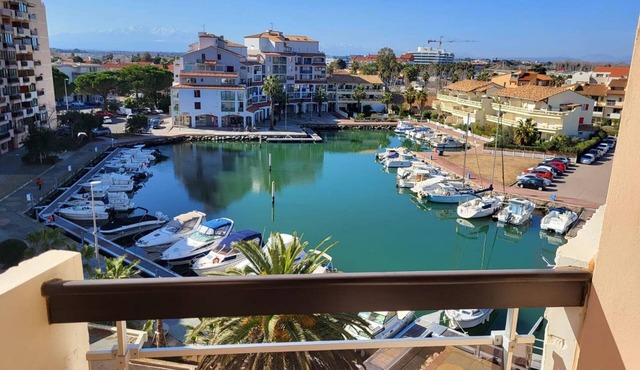 Bright Studio Cabin for 4, Port View, Canet-en-Roussillon