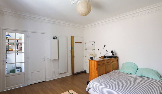 Bright studio 10 minutes by subway from Paris