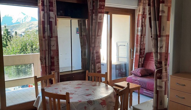 Bright studio 2 pers with south balcony near slopes La Toussuire