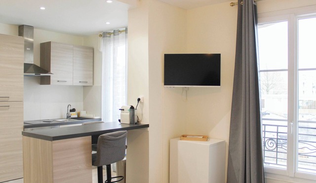 Bright studio apartment on the outskirts of Paris