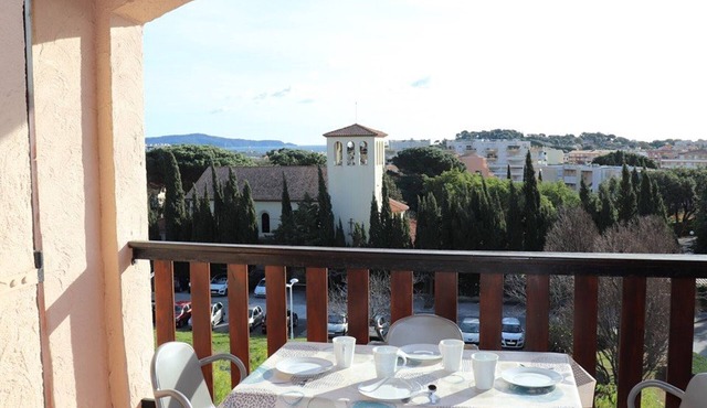 Bright studio-cabin with terrace, parking, near beach