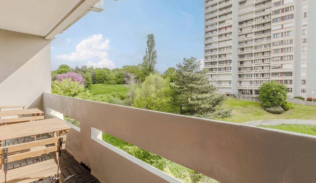 Bright studio near Metro Line 3 and shops