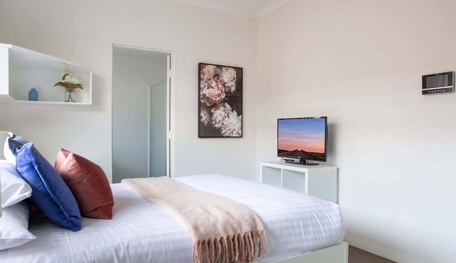 Bright Studio Steps from Westmead Hospital