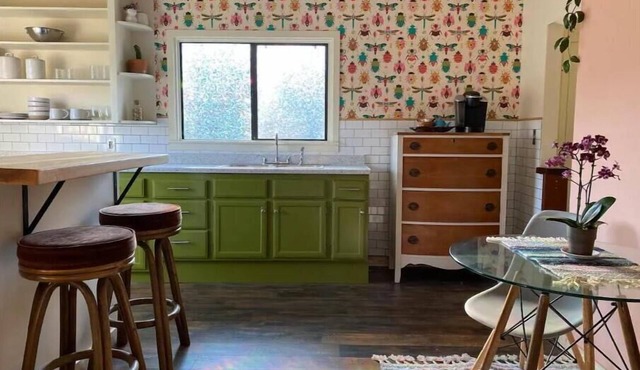 Bright studio w/yard and laundry, blocks to CPH