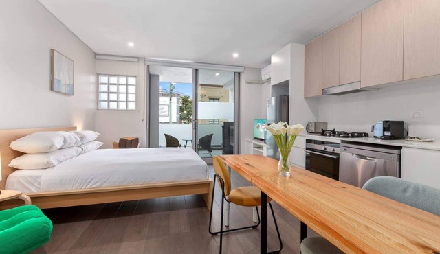 Bright Studio with Balcony near Coogee Beach