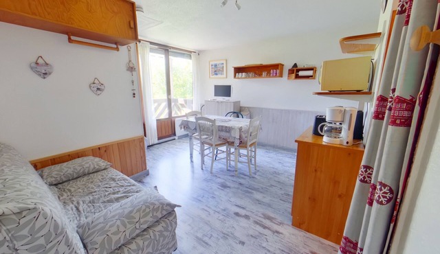 Bright studio with loggia and parking in Les Rousses