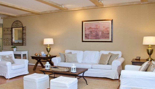 Bright & stunning Condo with City Views/Beverly Hills Elegance meets LA Vibe.