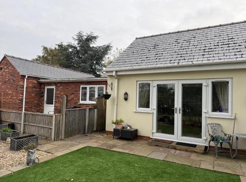 Bright, Stylish 1 KS Bed Bungalow with Private Garden