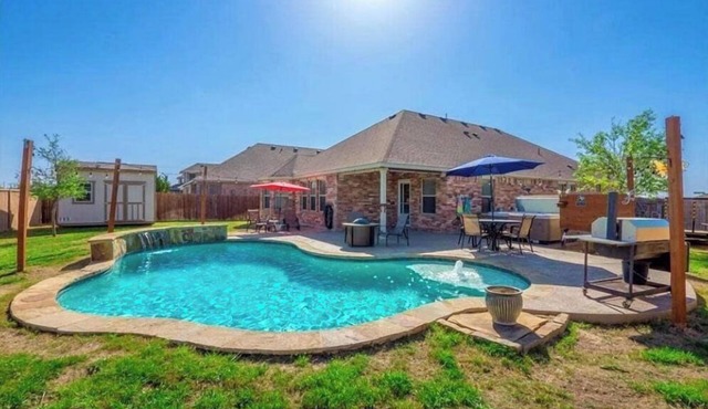 Bright Stylish 3 BR Home w/Pool & Hot Tub