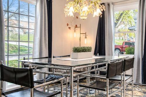 Bright & Stylish 4BR Spot - Close to Downtown Fun