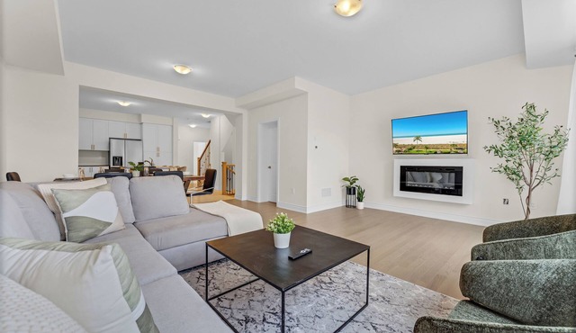 Bright & Stylish 5 BR Getaway in Oakville!