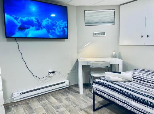 Bright, Stylish and Comfy Luxury Room With Workspace!