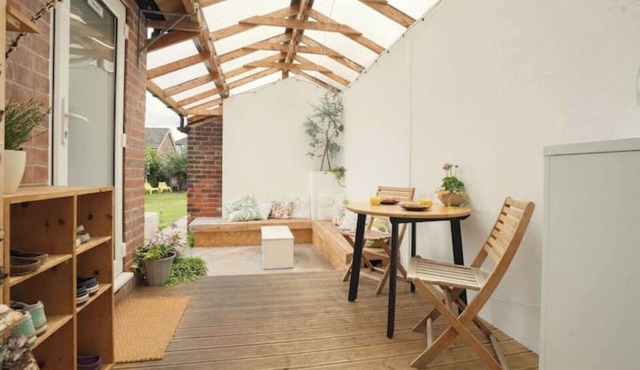 Bright Stylish Apartment, 10 Mins to Peaks & City