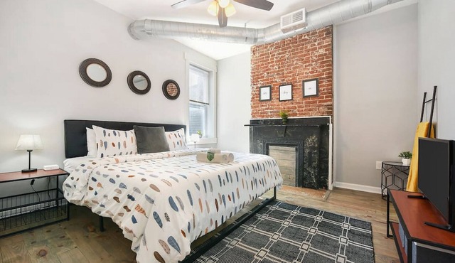 Bright & Stylish Apartment with King Bed & Parking