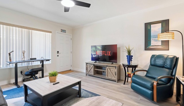 Bright & Stylish Condo in Downtown Long Beach