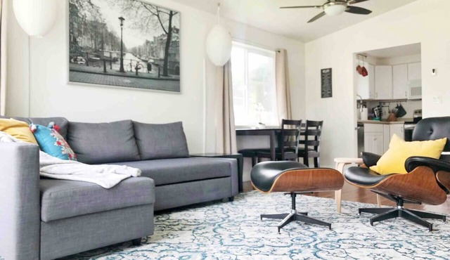 Bright & Stylish, Fenced Yard, Steps from Nature, Minutes Walk to Downtown