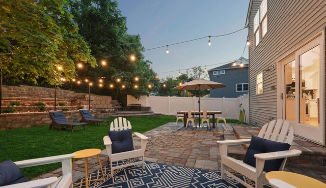 Bright & Stylish ShoreHouse w King Beds, 15min Walk to Beach, 2 Blocks to Dining