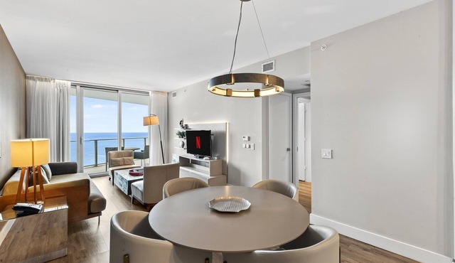 Bright & Stylish Stay at Splendid Resort - Prime Location and Stunning Views