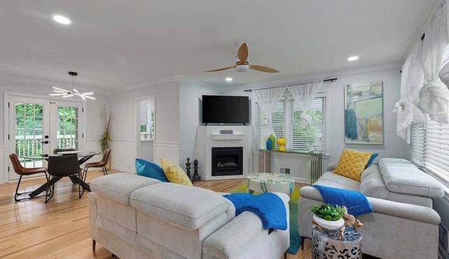 Bright, Stylish Tranquil Hideaway with Cozy Porch Swing