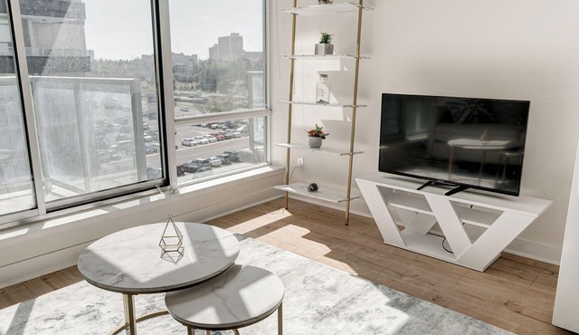 Bright & Stylish Unit | Gym+ Free UG Parking