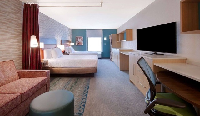Bright Suite Perfect for Families Near Eastland Lake