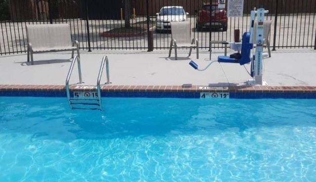 Bright Suite Stay w/Kitchenette & Gym Near LSU, Zoo & Baton Rouge River Center