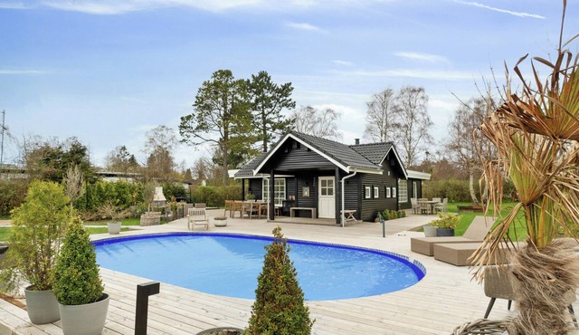 Bright summer house with pool in Tisvildeleje
