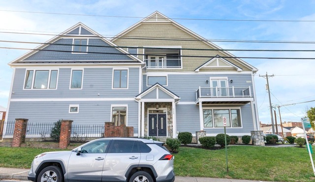 Bright , sunny, and inviting 5 bedroom w/a spacious floor plan + Movie Theater