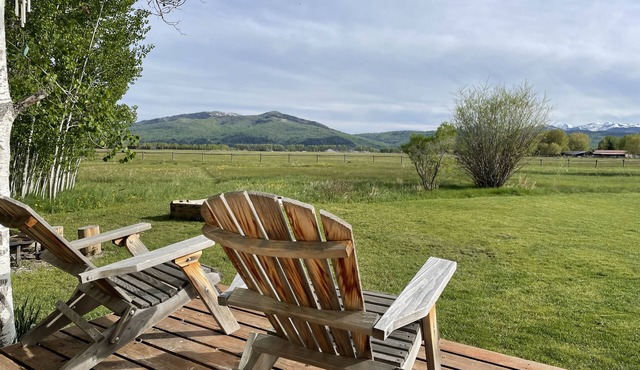 Bright & sunny house on open space close to Jackson. Discounts for longer stays!