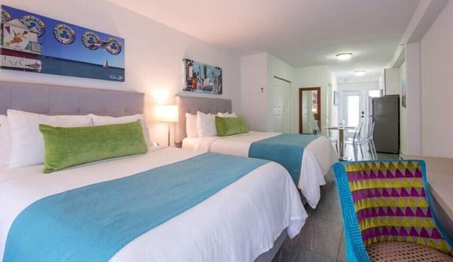 Bright & Sunny Junior Suite with Pool Near North Beach Miami