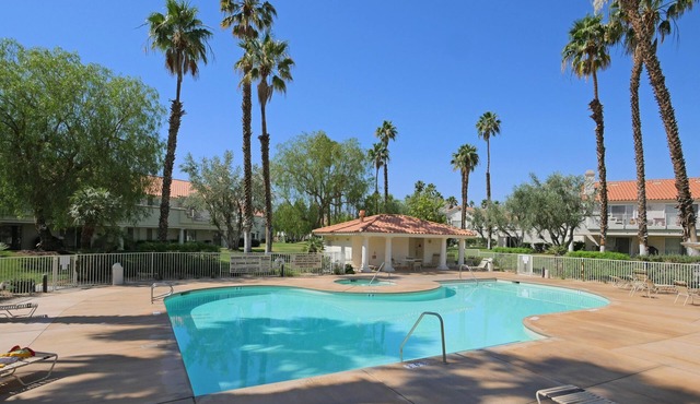 Bright & Sunny Palm Desert Gem