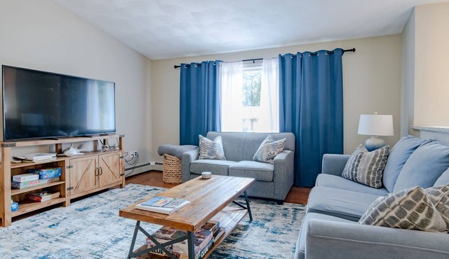 Bright & Sunny Two level home, sleeps 10 w/association beach