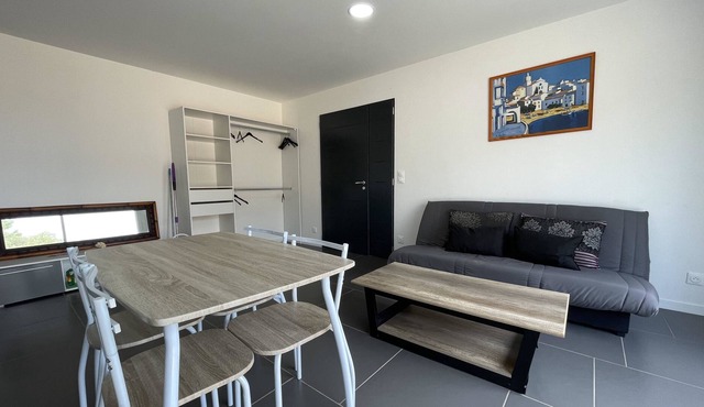 Bright T2 With Garden And Garage