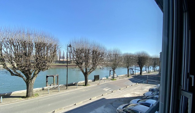 Bright T4 Seine view