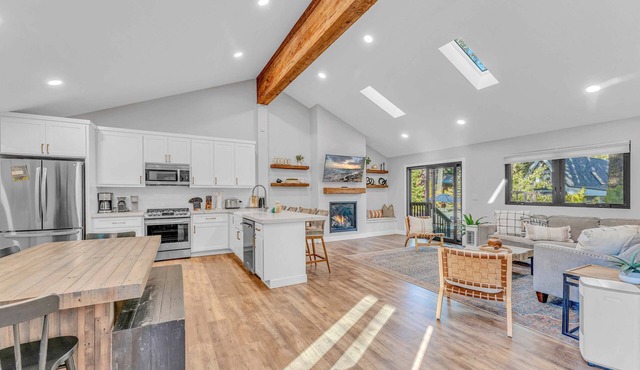 Bright Tahoe Home w/Private Backyard, Near Beach