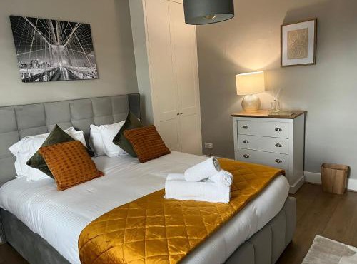 Bright Teddington Home Near River Walks