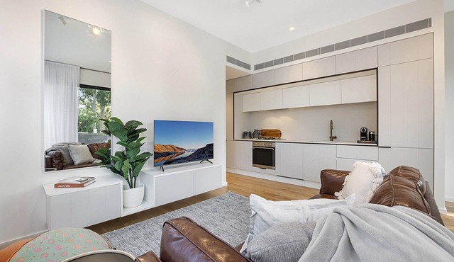 Bright Terrace Unit Next to Chapel St Dining