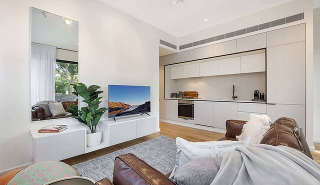 Bright Terrace Unit Next to Chapel St Dining