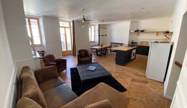 Bright through-apartment in the heart of the historic center!