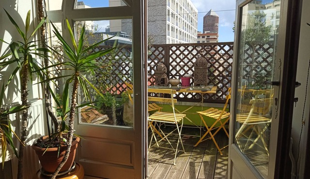 Bright, through-roof apartment in the heart of the 6th arrondissement, with GARAGE!