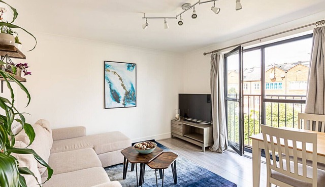 Bright Tideway Court Apartment