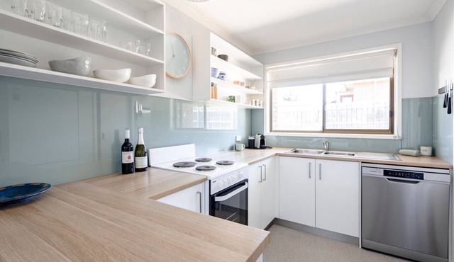 Bright Torquay Retreat | Beach & Shops Nearby