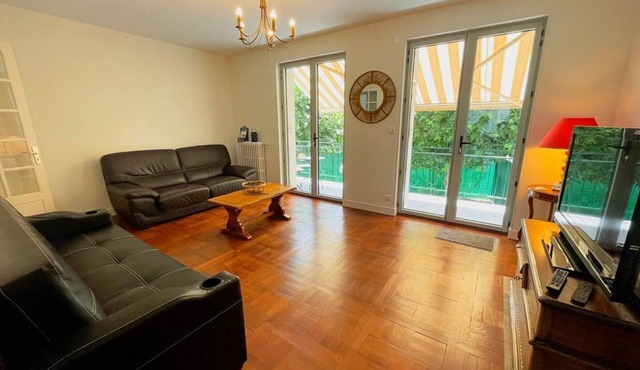 Bright Touraine cottage with private parking, Wi-Fi, 3 bedrooms
