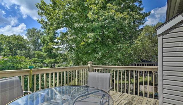 Bright Townhome < 10 Mi to Dtwn Kansas City!